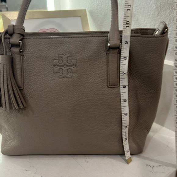 Tory Burch purse EUC light gray, no call outs - Picture 7 of 14